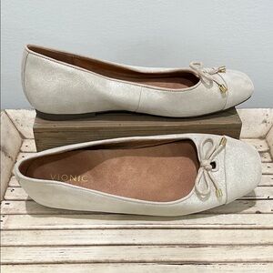 Vionic Women's Elegant Creamy Golden Loafers